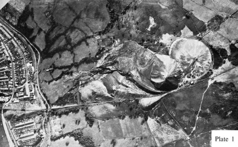 Aberfan_spoil_heaps_pre_disaster